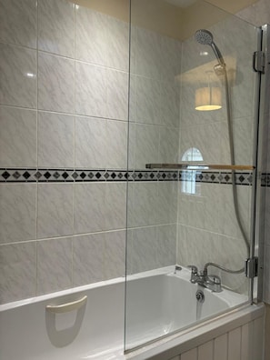 Douche, sĂšche-cheveux, serviettes fournies