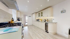 Jääkaappi, mikroaaltouuni, uuni, liesi