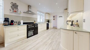Fridge, microwave, oven, stovetop - 5 Bedroom Seafront Property in Weymouth with dining room and games room. All Rooms En-Suite (Weymouth)