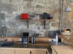 Réfrigérateur, four à micro-ondes, un four, surface de cuisson