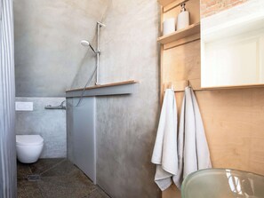 Douche, sèche-cheveux, savon, papier toilette