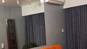 A living room with a sofa, a small table, and a rug. - Apto. Completo Prox a av. Paulista (São Paulo)