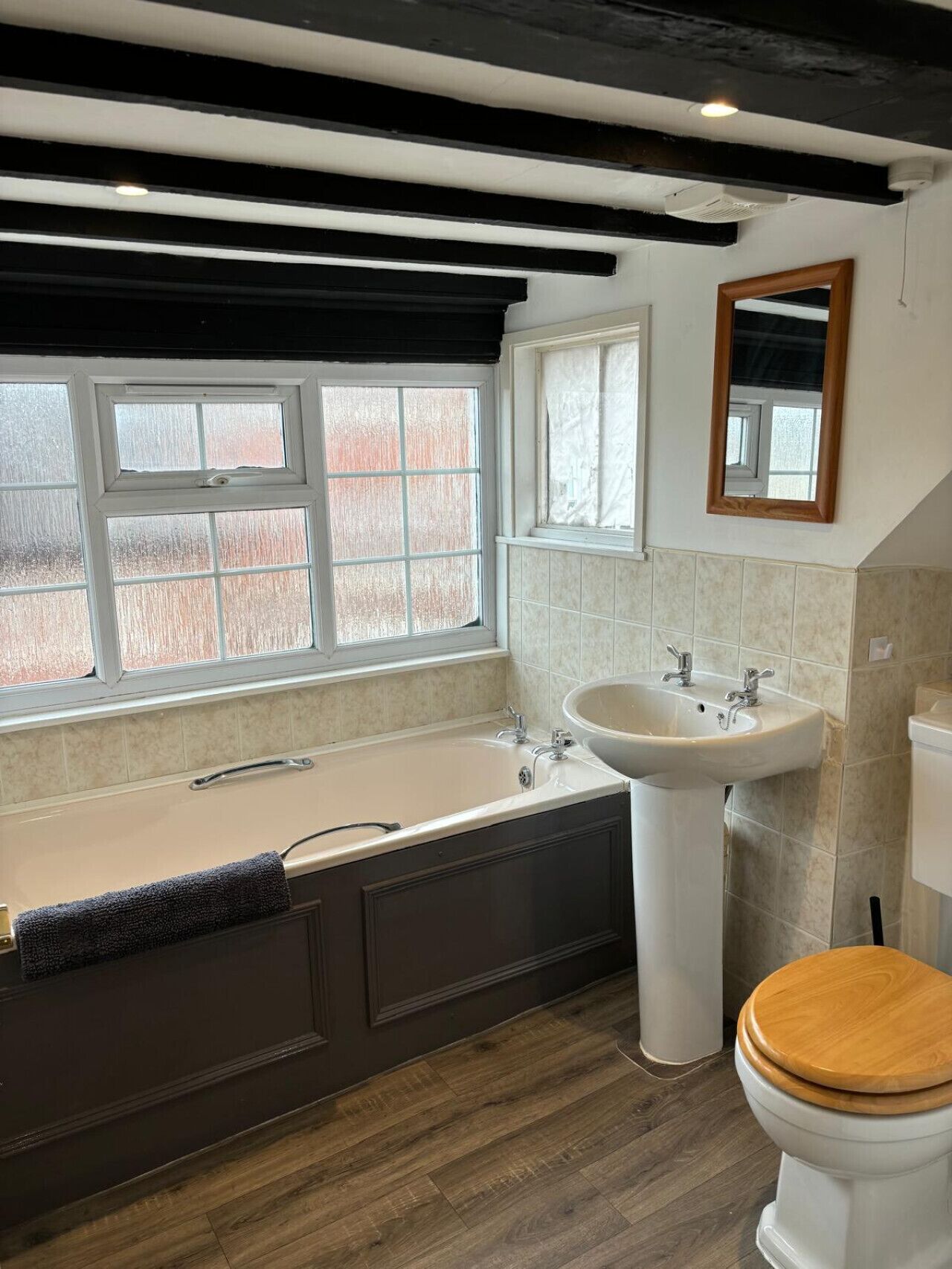 Douche, sèche-cheveux, serviettes fournies