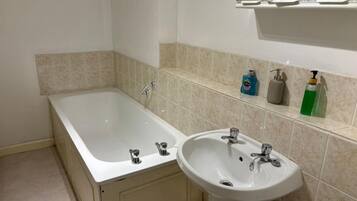 Douche, sĂšche-cheveux, serviettes fournies