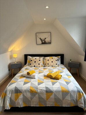 6 bedrooms, desk, iron/ironing board, free WiFi