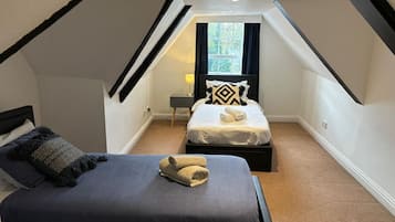 6 bedrooms, desk, iron/ironing board, free WiFi