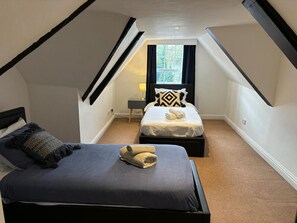 6 bedrooms, desk, iron/ironing board, free WiFi