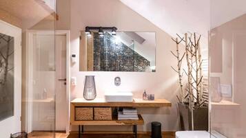 Een douche, milieuvriendelijke toiletartikelen, een haardroger