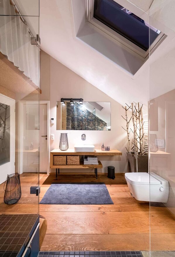 Douche, articles de toilette écologiques, sèche-cheveux