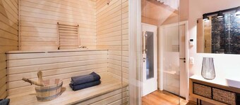 Architect-designed apartment with sauna and whirlpool tub