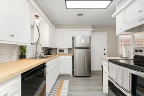 冷蔵庫、電子レンジ、オーブン、コンロ