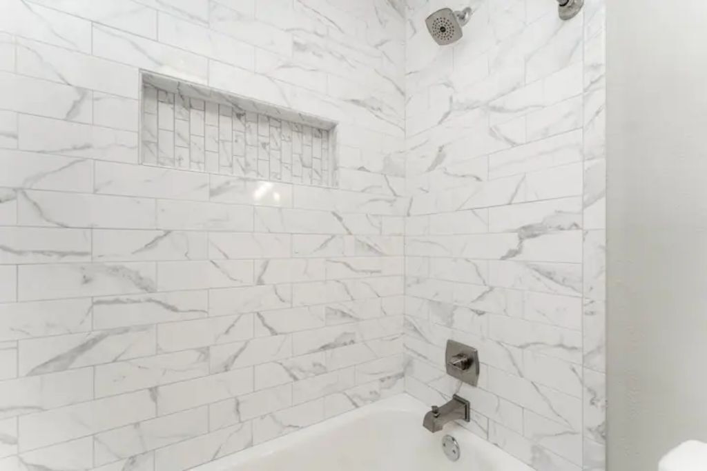 Bañera con ducha, secador de pelo, toallas, jabón
