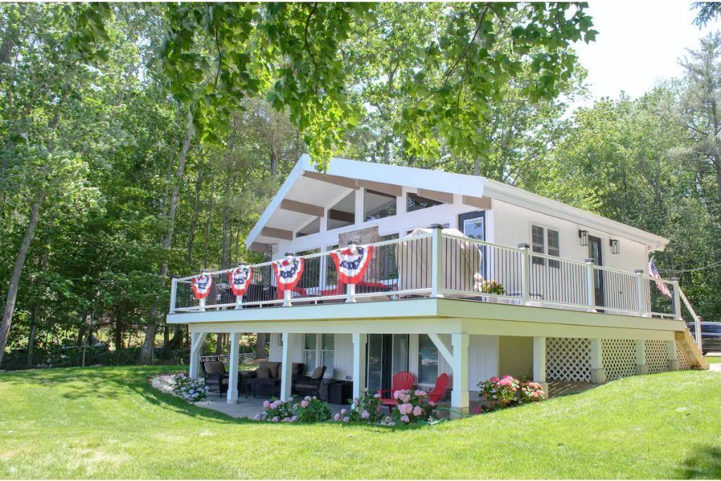 Renovated Waterfront Lake House/Swim/Fishing/Leaf Peep/Ski/Ice Skate/Firepit