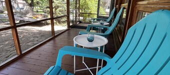 Cozy Grand Beach Cottage in the Park, less than 300 steps to the boardwalk.