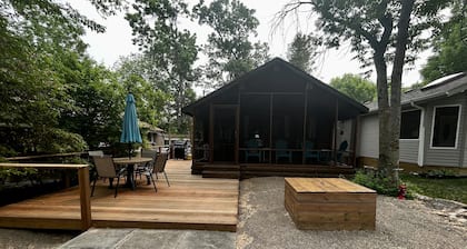 Cozy Grand Beach Cottage in the Park, less than 300 steps to the boardwalk.