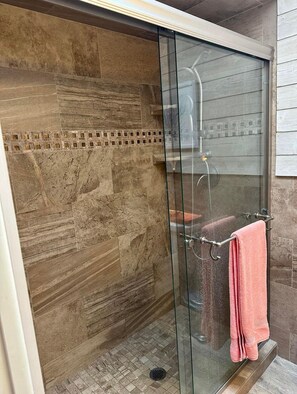 Duschwanne, Handtücher, Seife, Toilettenpapier