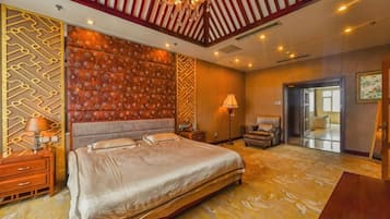 Un dormitorio con una cama grande, cabecera de madera, candelabro y pared con diseño.