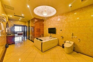 A spacious bathroom with a large bathtub, a toilet, and a shower area. - Linhai Business Hostel (Luannan)