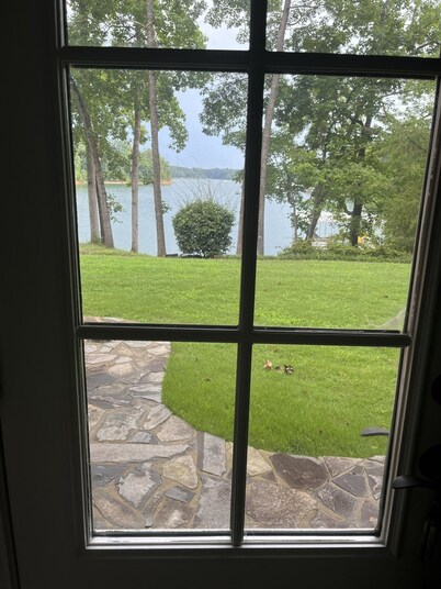 Erika's Lakeside Family Retreat - Lake Hartwell steps from the water!