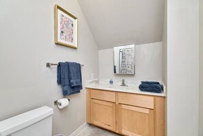 Hair dryer, towels - Cozy Studio in Grand Center, SLU, CWE (St. Louis)