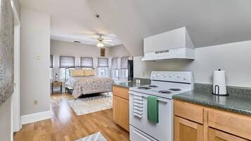 1 soverom, skrivebord, strykejern/-brett og reiseseng for barn