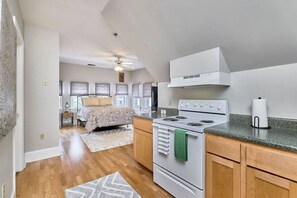 1 bedroom, desk, iron/ironing board, travel crib - Cozy Studio in Grand Center, SLU, CWE (St. Louis)