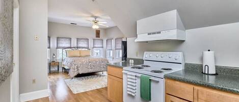 1 Schlafzimmer, Schreibtisch, Bügeleisen/Bügelbrett, Reisekinderbett