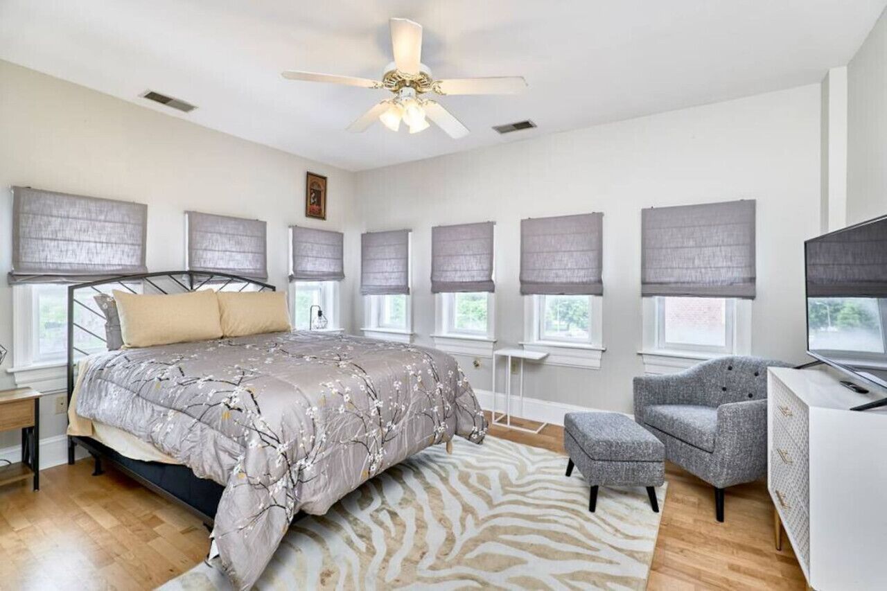 1 soverom, skrivebord, strykejern/-brett og reiseseng for barn