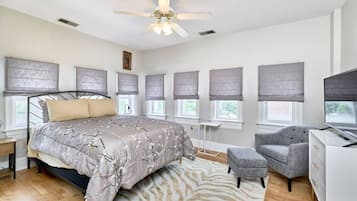 1 soverom, skrivebord, strykejern/-brett og reiseseng for barn