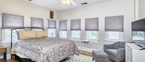 1 habitación, escritorio, tabla de planchar con plancha y cuna de viaje