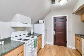 Fridge, microwave, oven, stovetop - Cozy Studio in Grand Center, SLU, CWE (St. Louis)