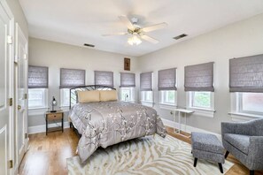 1 chambre, bureau, fer et planche à repasser, lit de bébé portatif