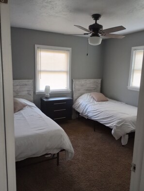 4 عدّة غرف نوم وواي فاي مجانًا وملاءات أسرّة