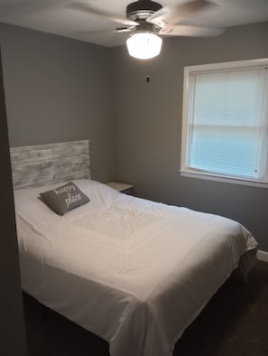 4 bedrooms, free WiFi, bed sheets - short walk to Ball State University Campus - Quiet Neighborhood (Muncie)