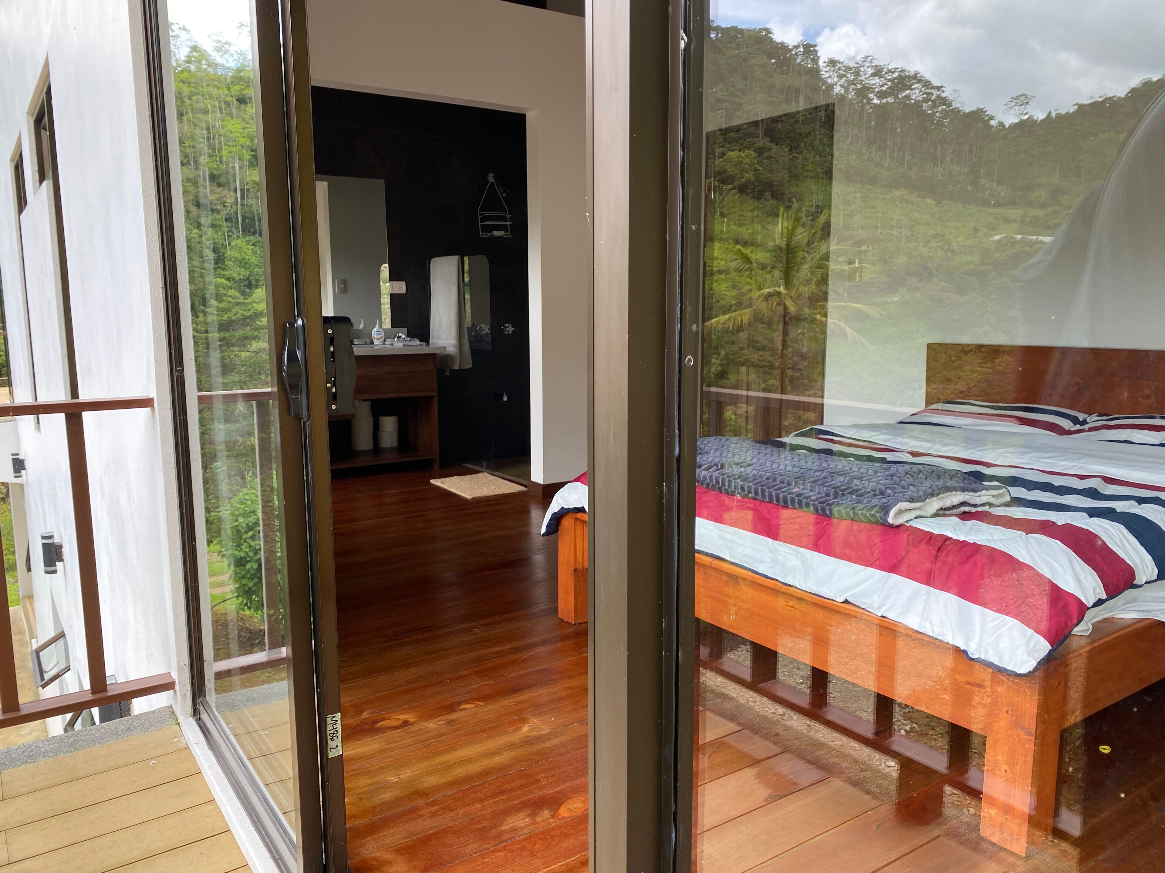 Habitación | Escritorio y espacio para trabajar con laptop 