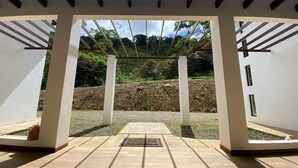 Un espacio al aire libre cubierto con vista a una colina.