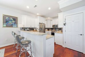 Fridge, microwave, oven, stovetop - Sun and Games House w Swimming Pool Tons of Games Putting Green (North Myrtle Beach)