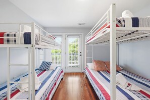 4 habitaciones, tabla de planchar con plancha, wifi y ropa de cama