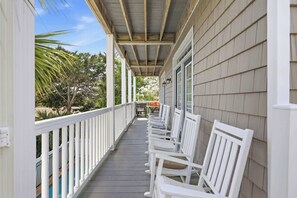 Terrace/patio - Sun and Games House w Swimming Pool Tons of Games Putting Green (North Myrtle Beach)