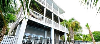 Sun and Games House w Swimming Pool Tons of Games Putting Green