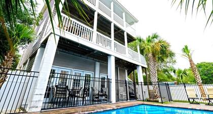 Sun and Games House w Swimming Pool Tons of Games Putting Green