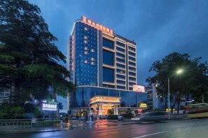 A multi-story hotel with a modern design, featuring a prominent entrance and a large glass facade. - Southern Yijing Intenational Hotel (Dongguan Fengshen Avenue) (Dongguan)