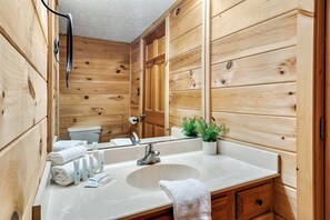 Shower, hair dryer, towels, soap - Cozy Cabin- 5mins From Pigeon Forge - Hot Tub (Pigeon Forge)