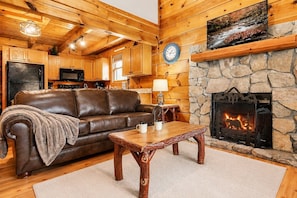 Smart TV, fireplace, video games - Cozy Cabin- 5mins From Pigeon Forge - Hot Tub (Pigeon Forge)