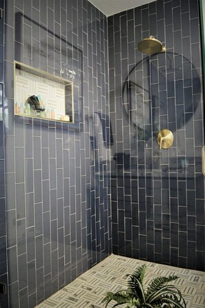 Dusche, Regendusche, Haartrockner, Handtücher