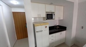 Deluxe Double Room | Private kitchen | Mini-fridge, microwave - IKA Apart Hotel (Brasília)