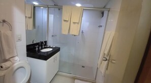Deluxe-dobbeltværelse | Badeværelse | Bruser, gratis toiletartikler, hårtørrer, håndklæder