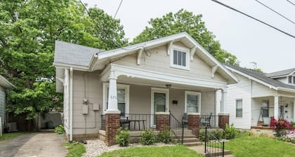 This bungalow is a 2 bedroom(s), 1 bathrooms, located in Lexington, KY.