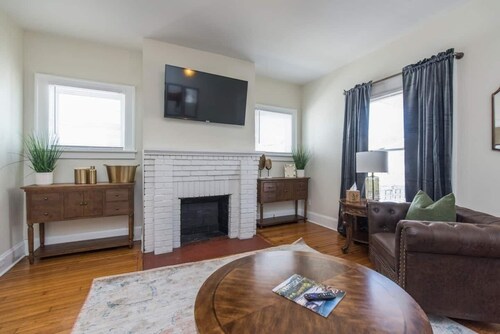 This bungalow is a 2 bedroom(s), 1 bathrooms, located in Lexington, KY.