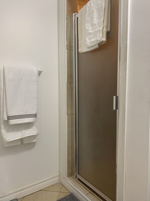 Dusche, Haartrockner, Handtücher, Seife